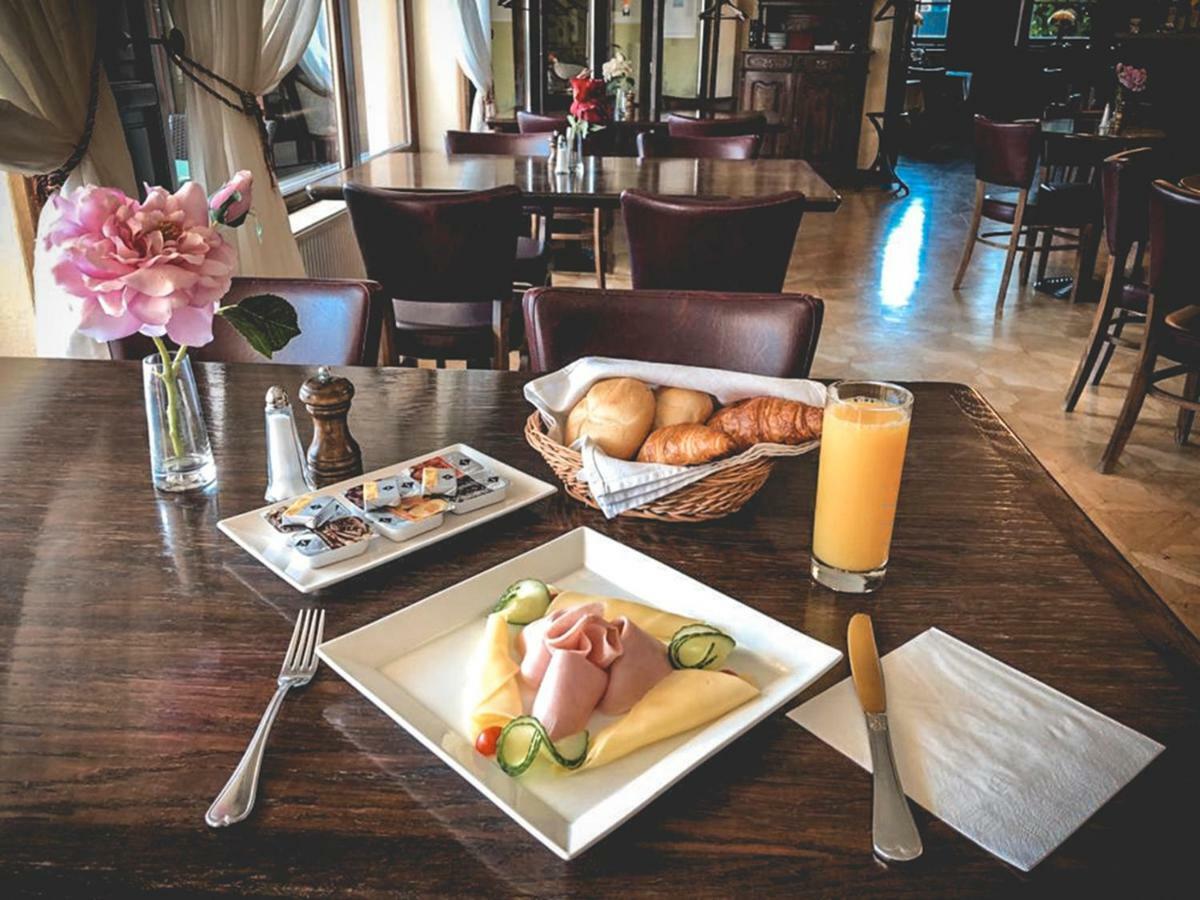 Restaurant Pansion Wien Cierny Brod Dış mekan fotoğraf